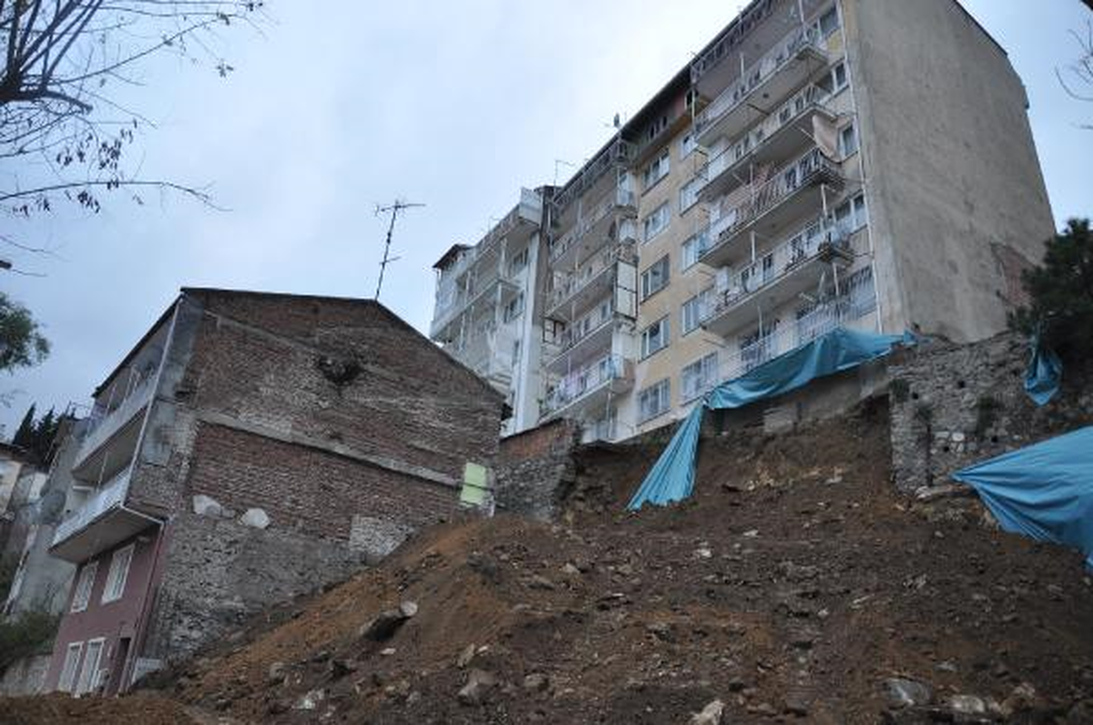 İstinat Duvarı Çöktü, Çevresindeki 3 Apartman Boşaltıldı