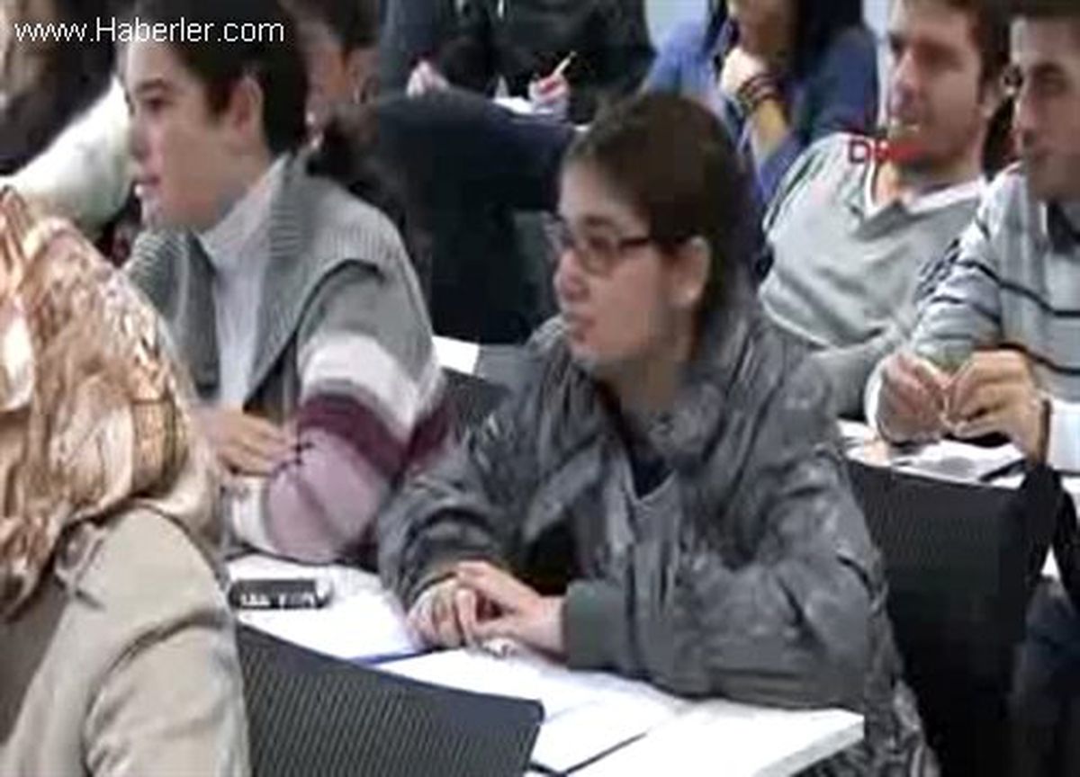 İzmir Gediz Üniversitesi Türk Dili ve Edebiyatı Bölümü 2\'nci Sınıf Öğrencisi Bedensel Engelli 19...