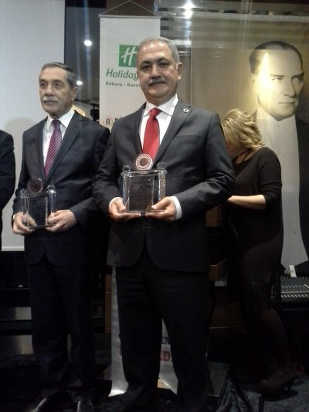 Kadir Kara, Türkiye\'de "2013 Yılının Başarılı İl Belediye Başkanı" Seçildi