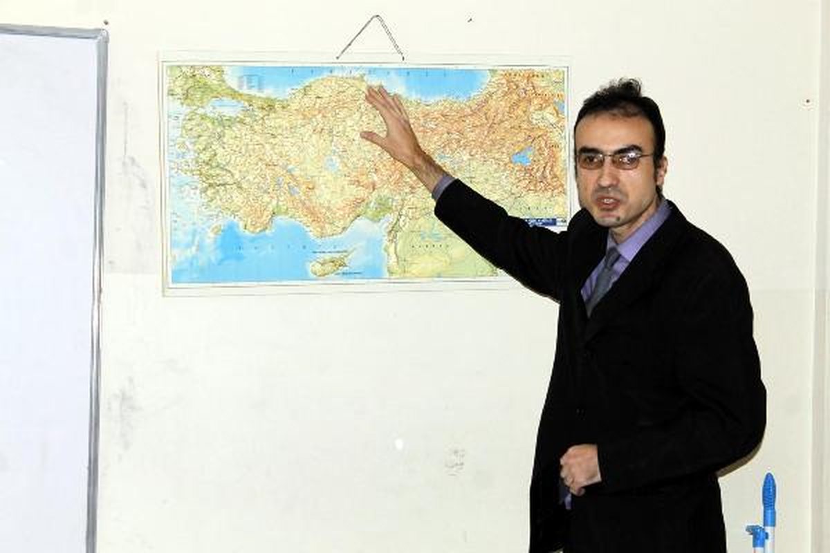 Kaymakamı Görme Engelli Öğretmeni Sınıfta Ziyaret Etti