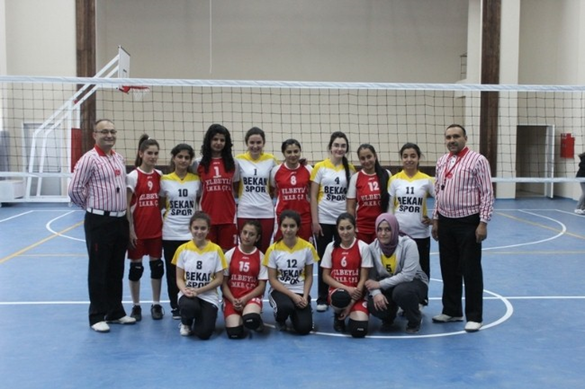 Liseli Genç Kızlarda Voleybol Müsabakaları Başladı