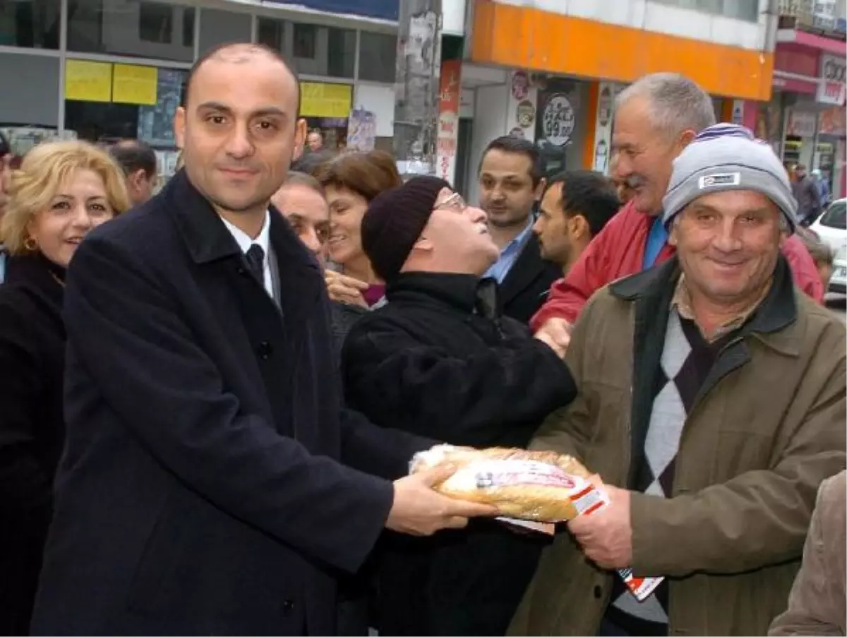Zonguldak'ta MHP'li Başkan Adayı, Bedava Ekmek Dağıttı