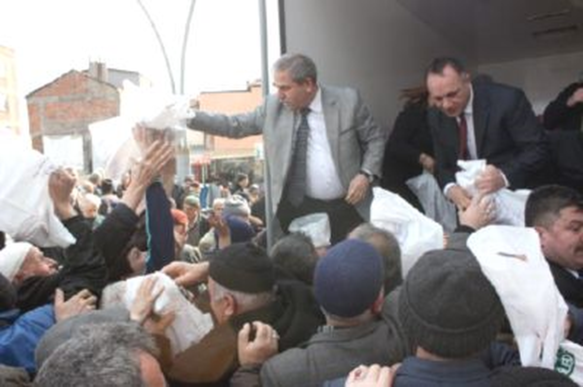MHP\'li Başkan Adayı, Bedava Ekmek Dağıttı