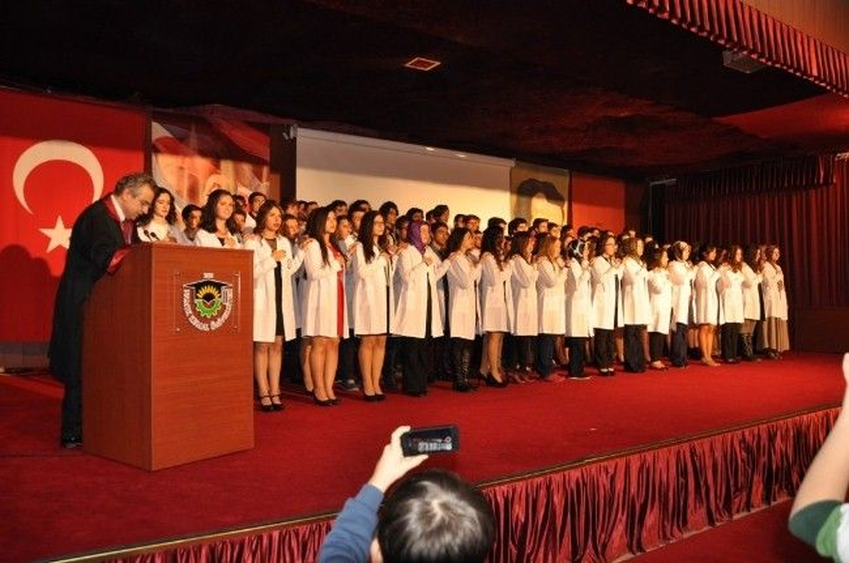 NKÜ\'de Tıpçılar Beyaz Önlüklerini Düzenlenen Törenle Giydi