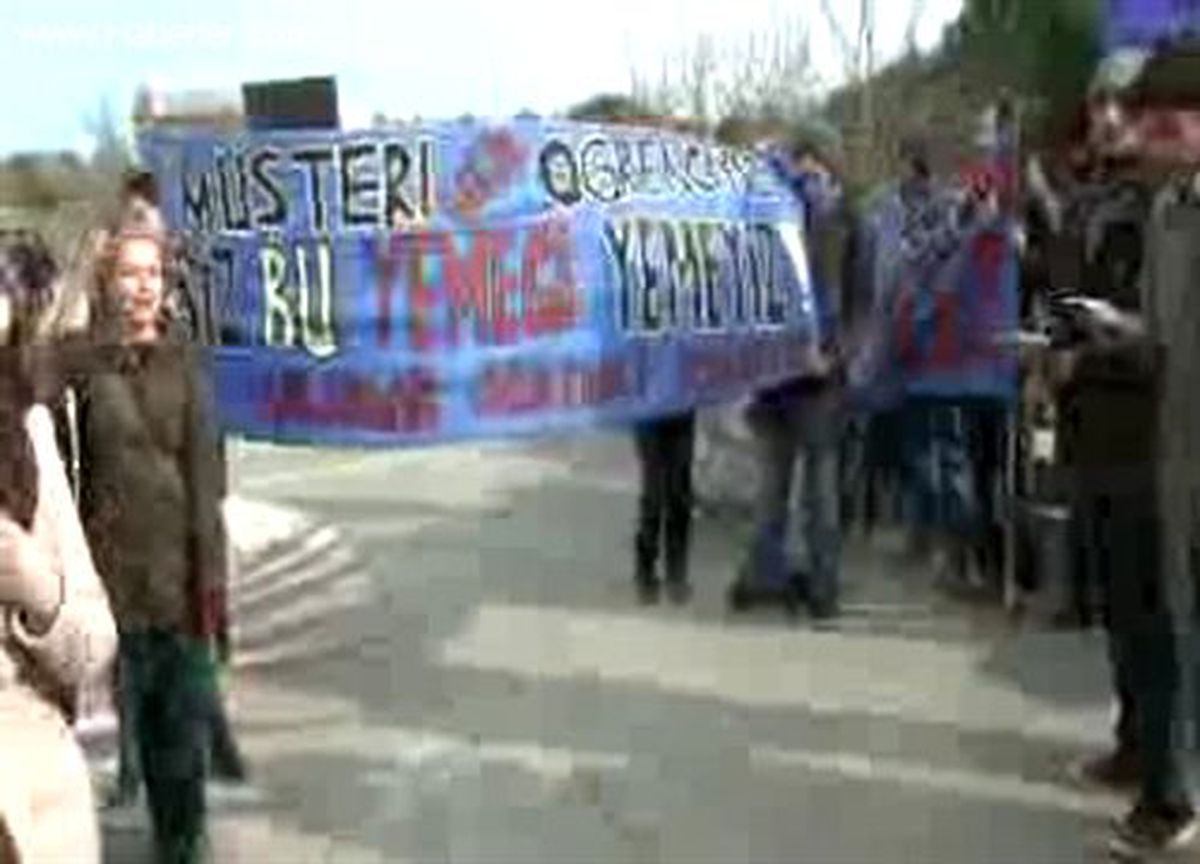 Öğrenciler Protesto İçin Rektörlük Önünde Yumurta Pişirdi