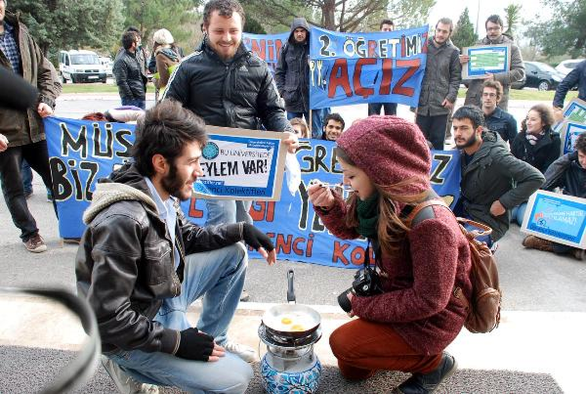 Öğrenciler Rektörlük Önünde Yumurta Pişirdi