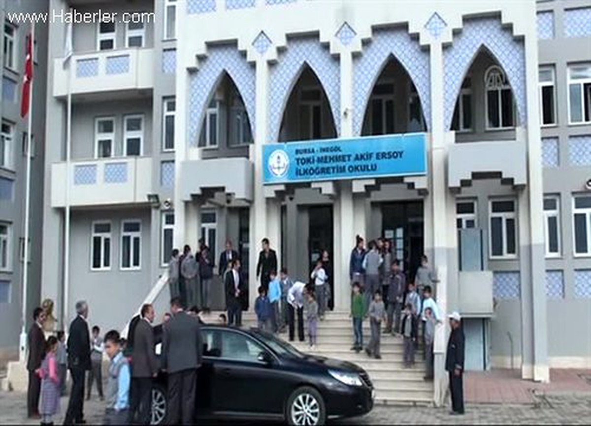 Öğrencilerine \'\'gönül gözü\'\' ile eğitim veriyor