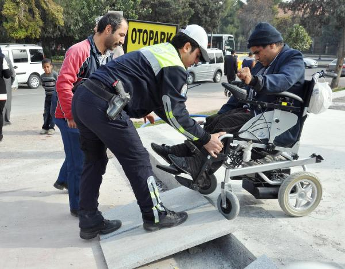 Rampa Engeline Takılan Engellilere Polis Yetişti