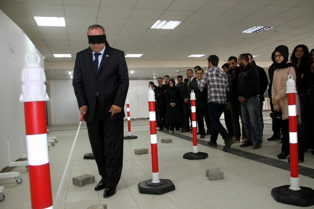 Rektör Battal Bir An İçin Engelli Oldu
