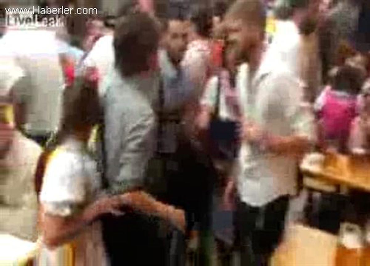 Sarhoş Kadın Erkek Garsonu Önce Dövdü, Sonra Dudağını Isırdı