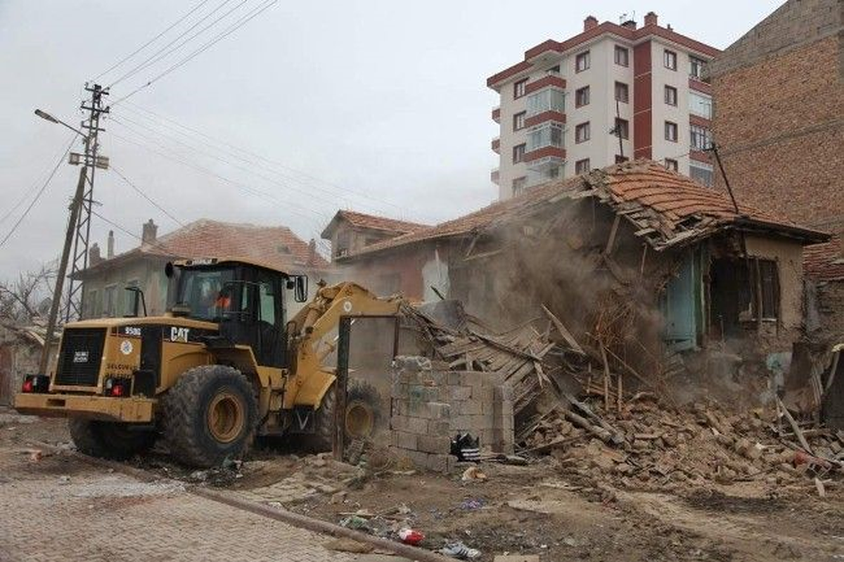 Selçuklu\'da Tehlike Arzeden Binalar Yıkılıyor
