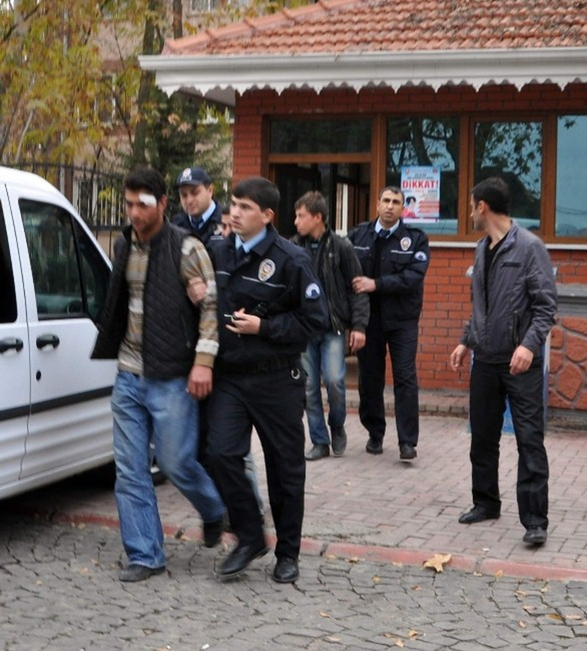 Gölbaşı\'da Seyyar Satıcıların Bıçaklı Kavgası: 3 Yaralı