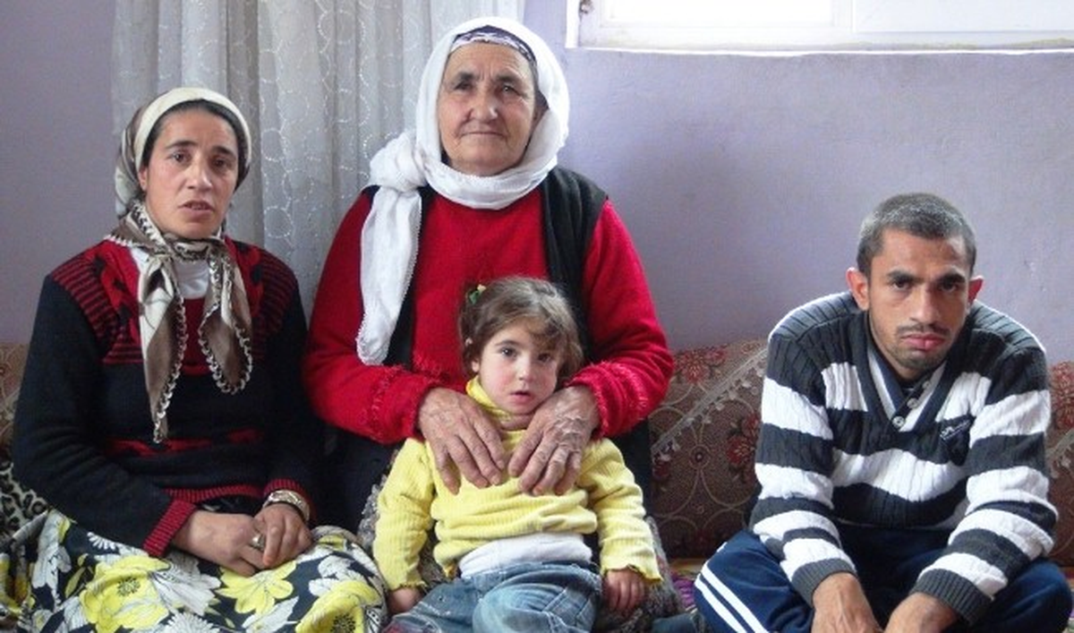 Üç Engelli Çocuğuna Tek Başına Bakıyor
