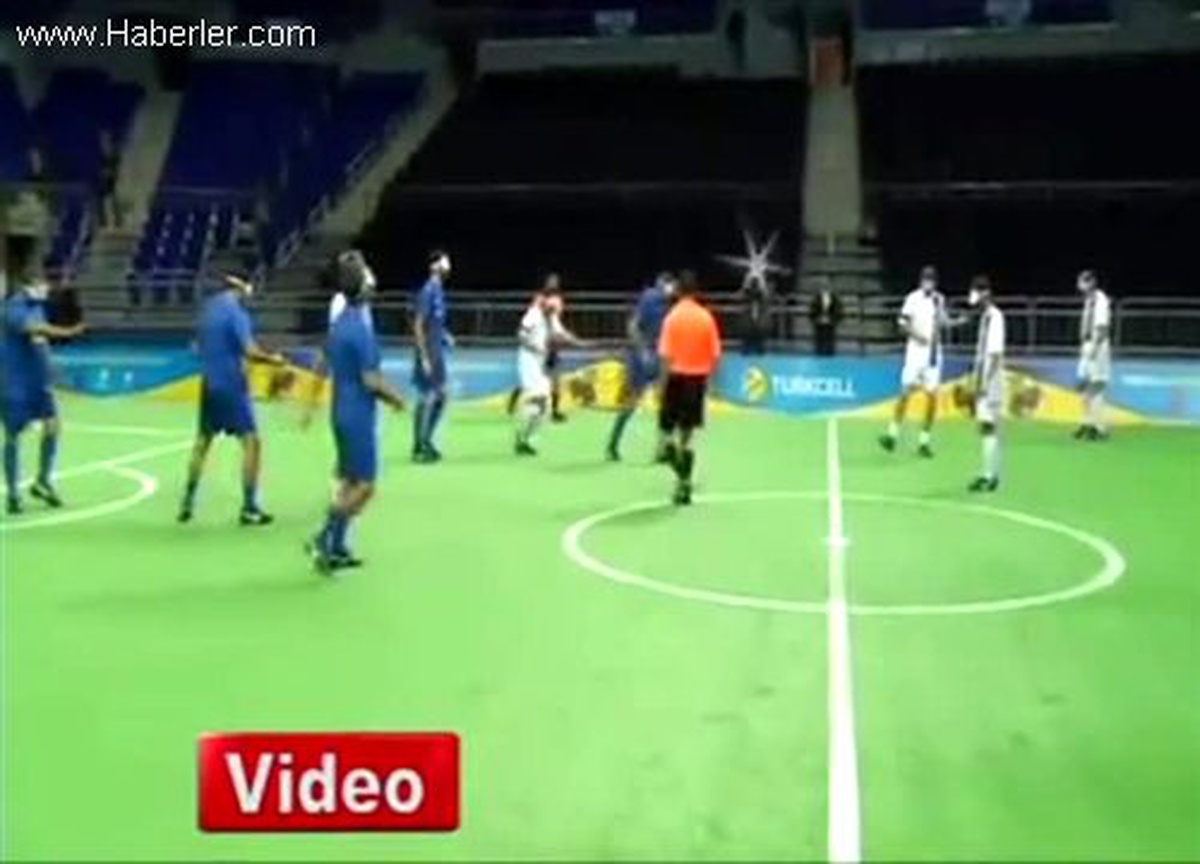 Ünlü Futbolcular, Gözleri Kapalı Maç Yaptı