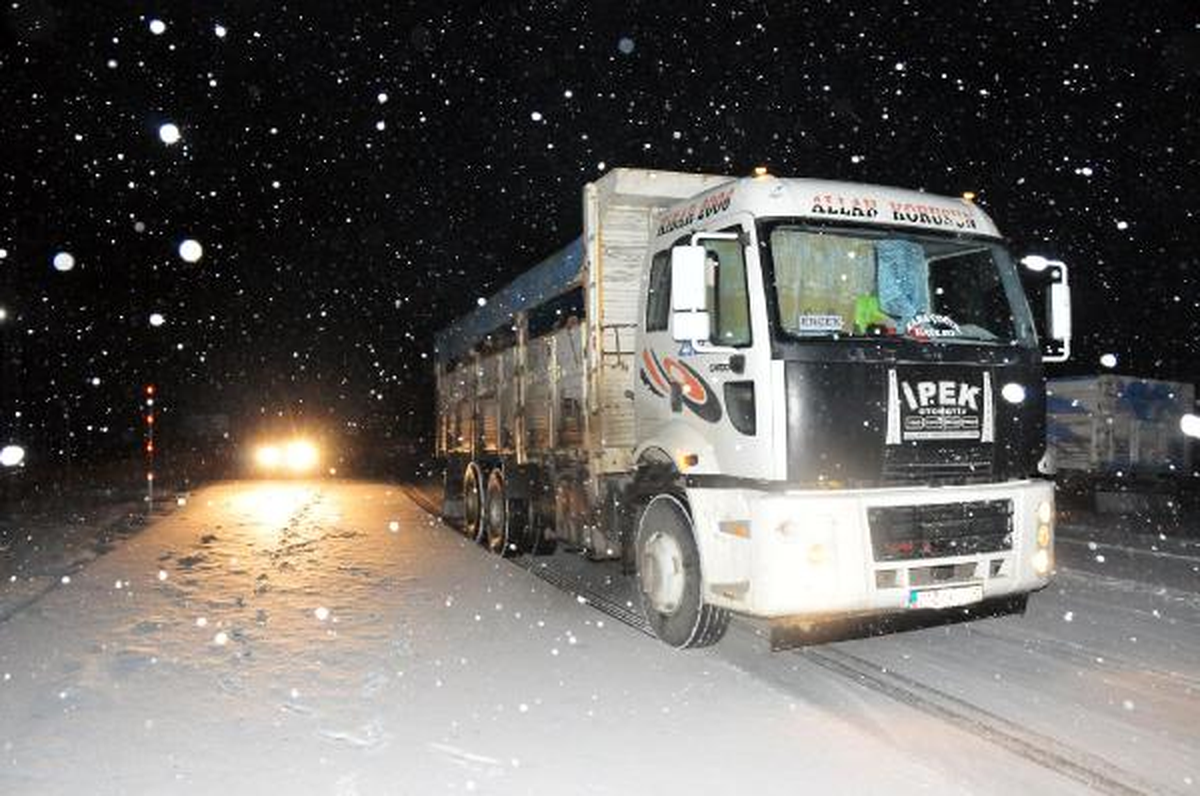 Van\'da Kar Yağışı Trafiği Olumsuz Etkiledi