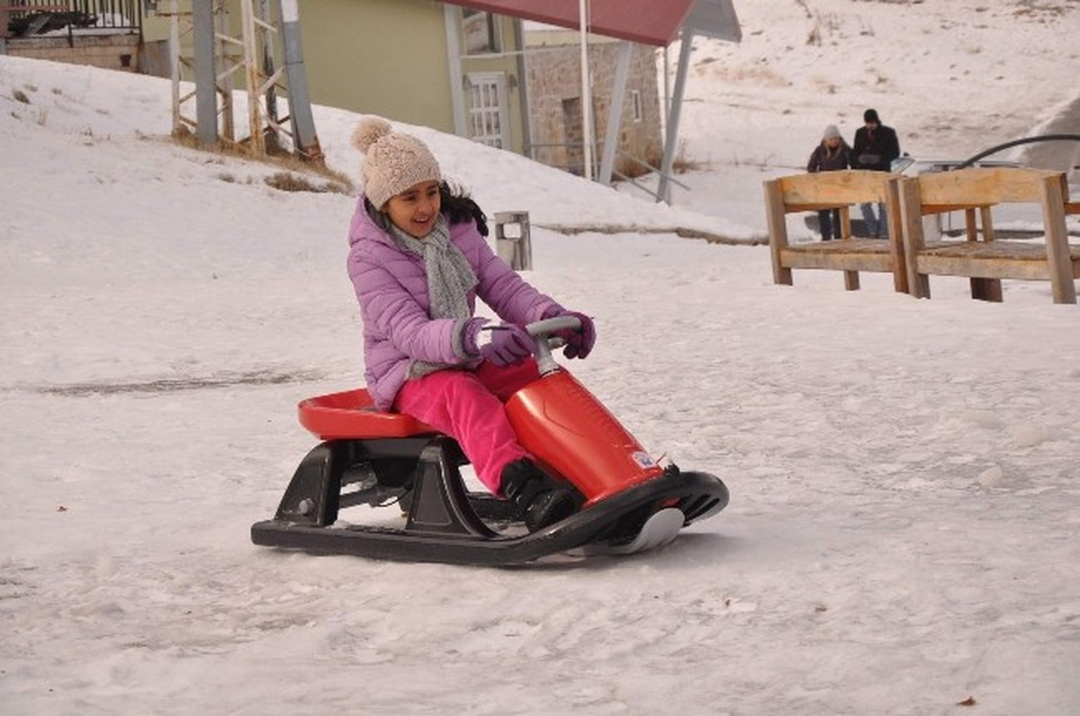Yabancı Turistlerin Uludağ\'da Kar Keyfi