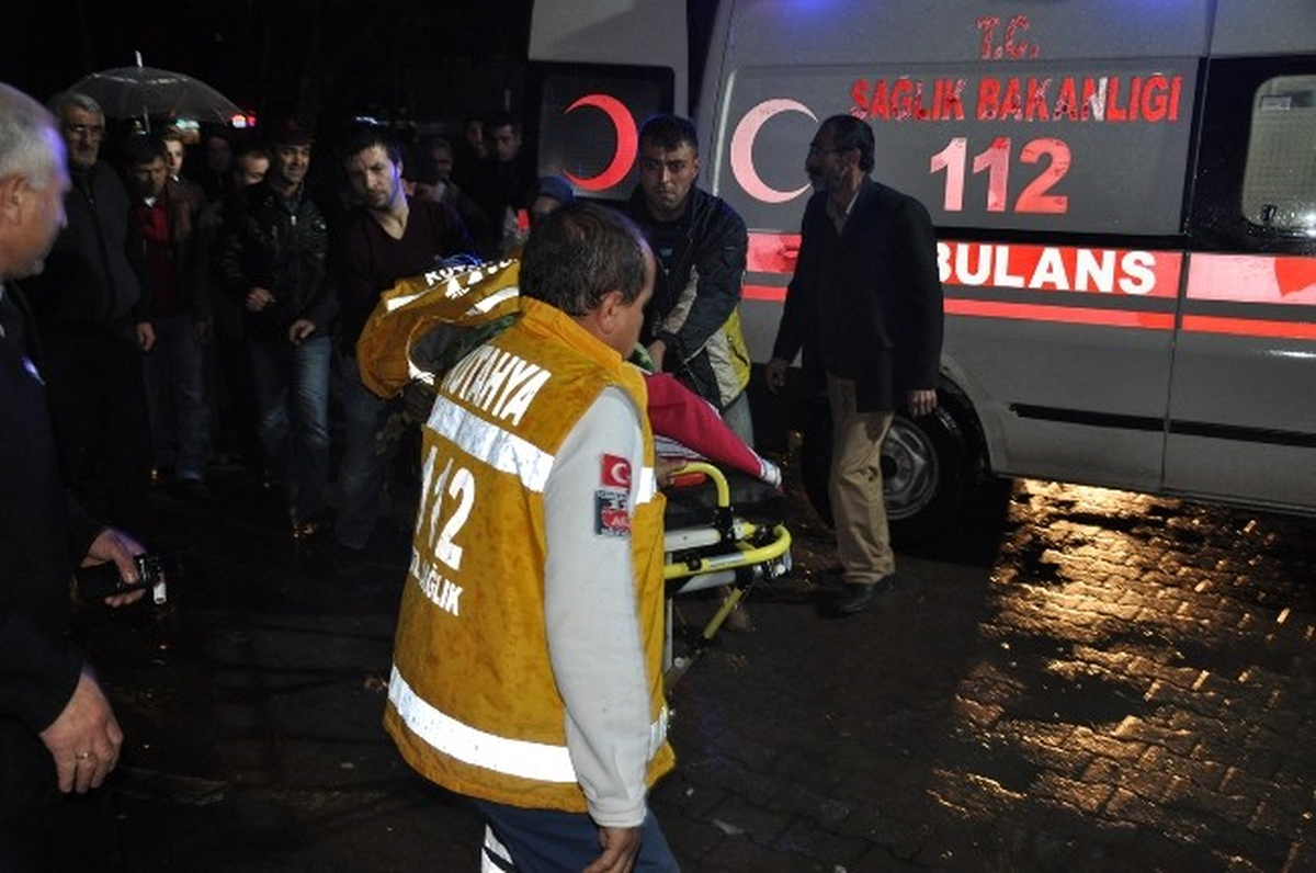 Yağmurda Islanan Yaralıyı Sağlık Görevlisi Kendi Montuyla Örttü