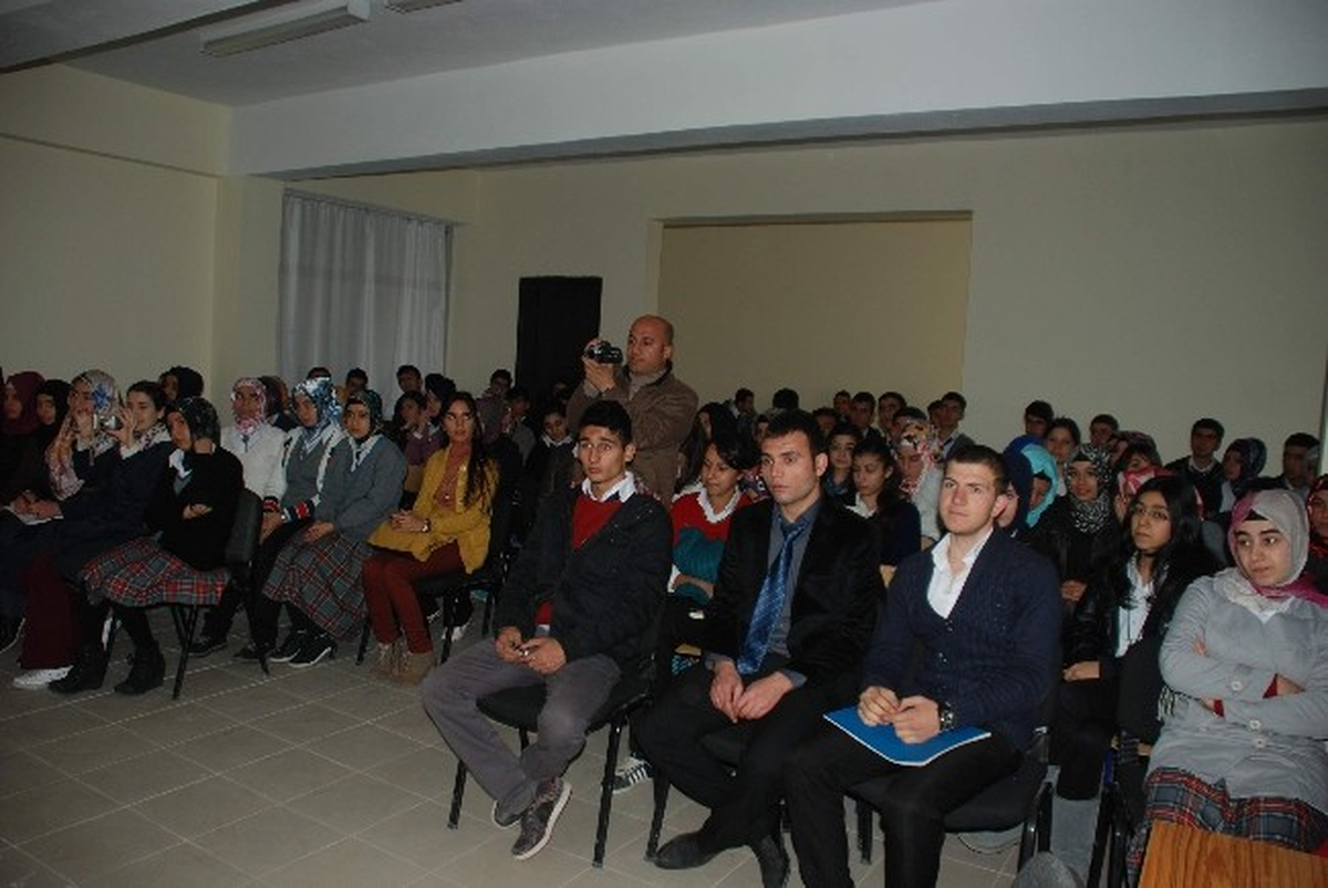 Yazar Hikmet Kızıl, Okurlarıyla Buluştu