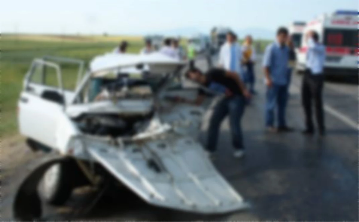 Yomra\'da Otomobil Karşı Şerite Geçti: 2 Ölü, 3 Yaralı