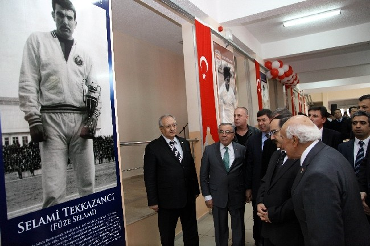 Adana\'da Efsane Futbolcular İçin Anı Köşesi Oluşturuldu