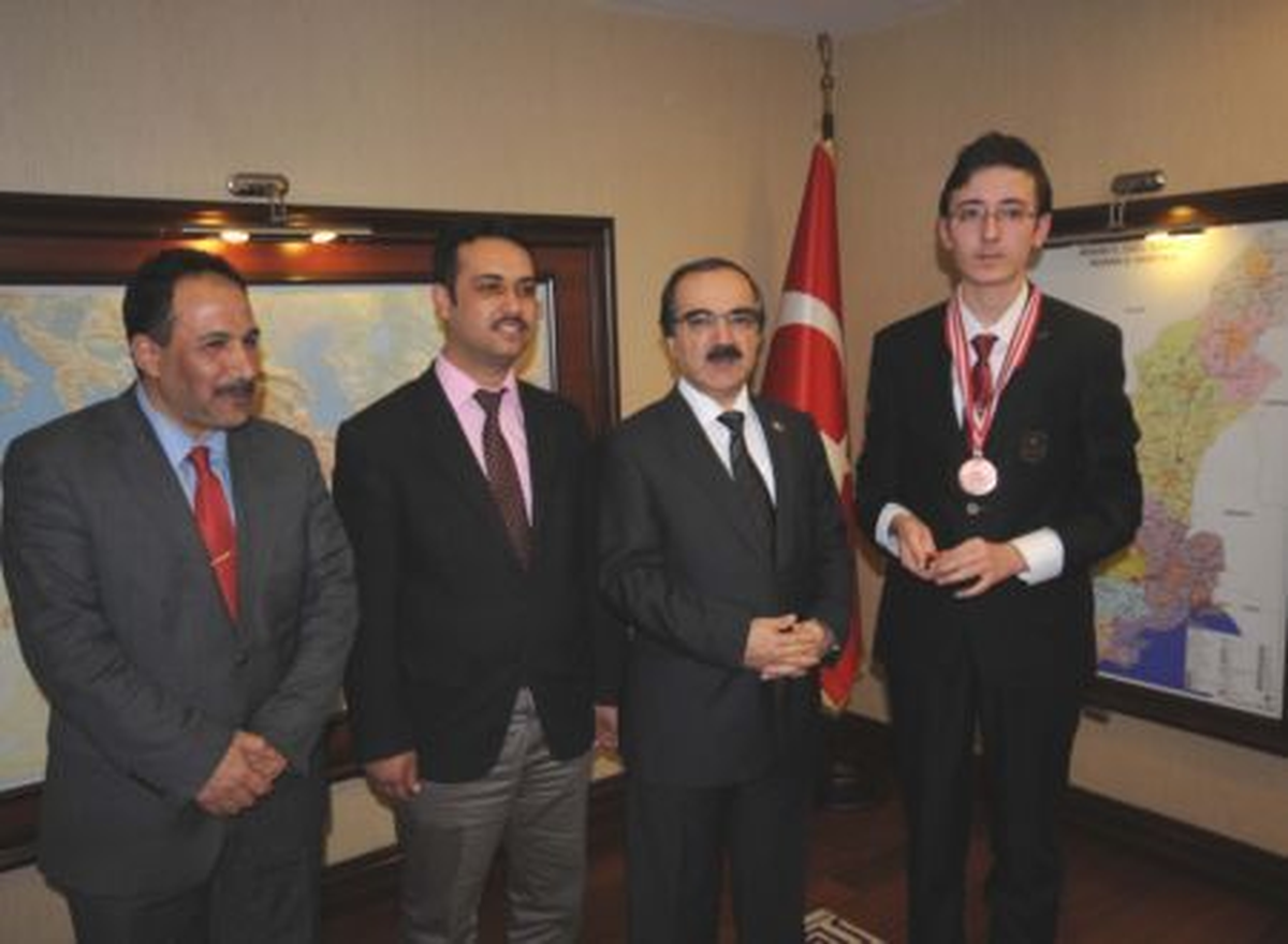 Adana Valisi Coş, Başarılı Öğrenciyi Kabul Etti