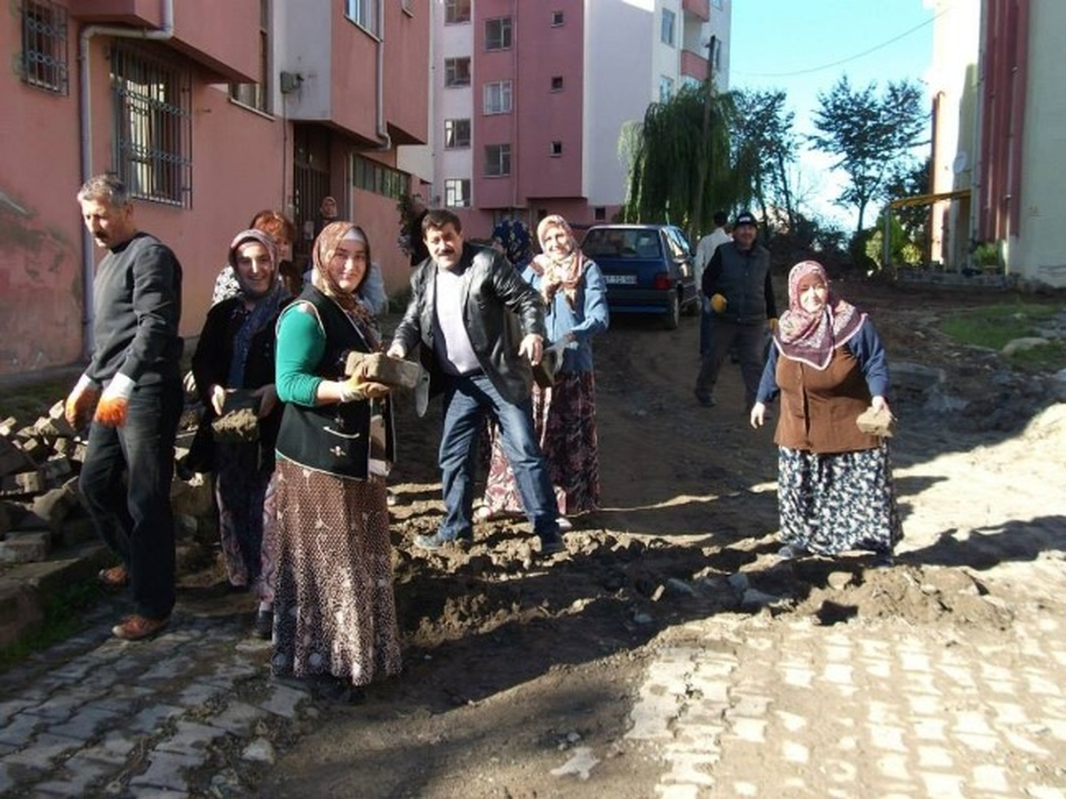 Alaplı\'da İmece Usulu Parke Yol Çalışması