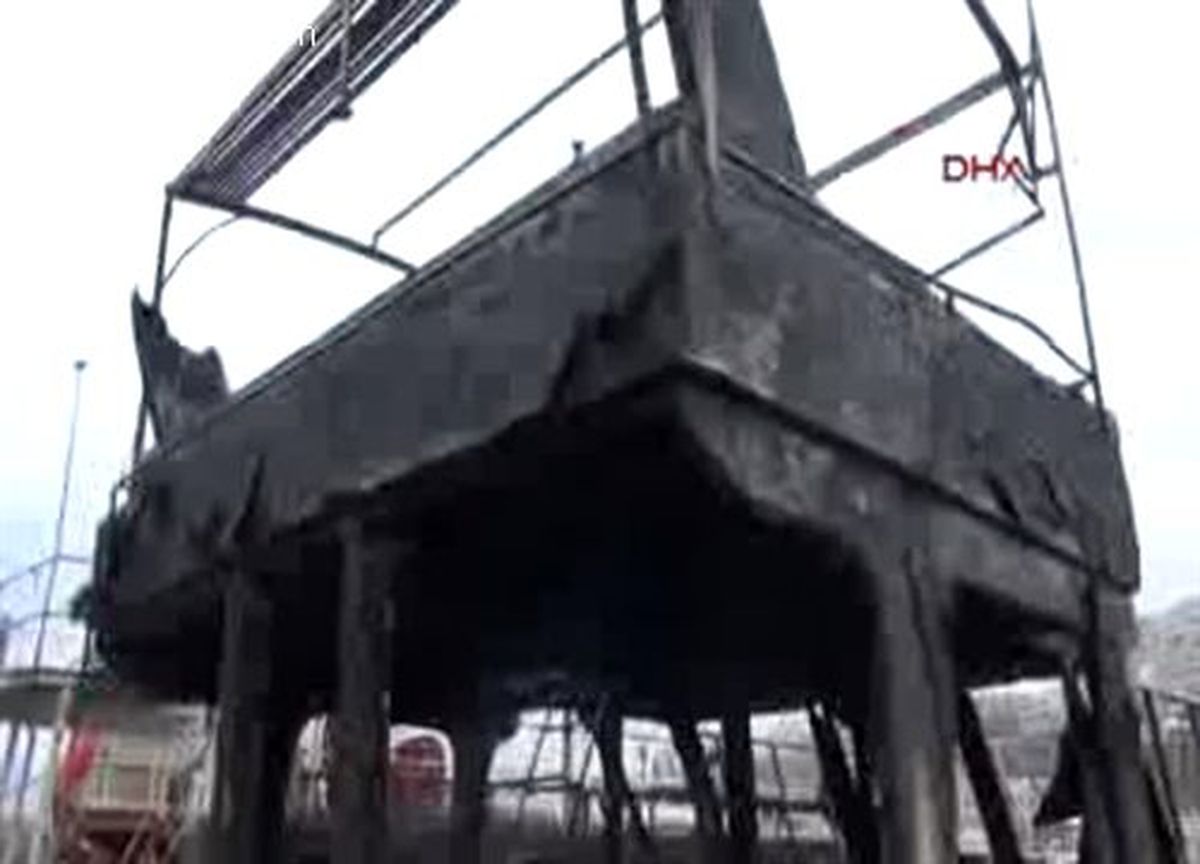 Antalya Yat Limanı\'nda 2 Tur Teknesi Yandı