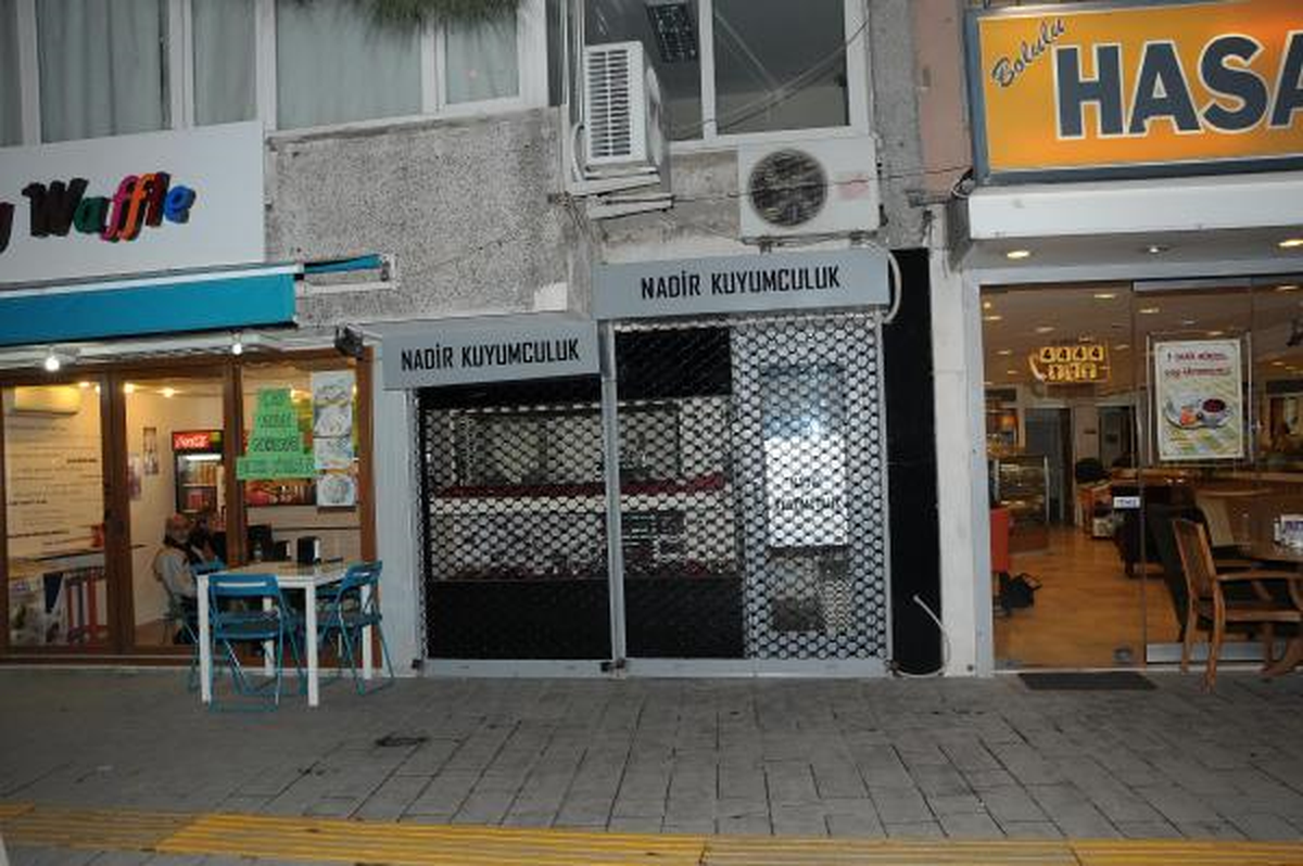 Aynı Cadde Üzerinde Benzer Yöntemle Hırsızlıkla Kuyumcudan 6 Kilo Altın Çalındı