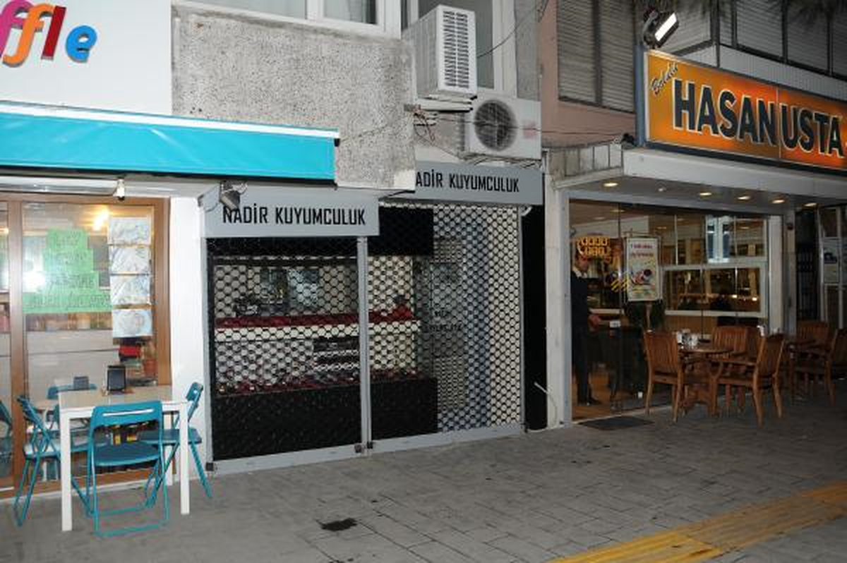 Aynı Cadde Üzerinde Benzer Yöntemle Hırsızlıkla Kuyumcudan 6 Kilo Altın Çalındı