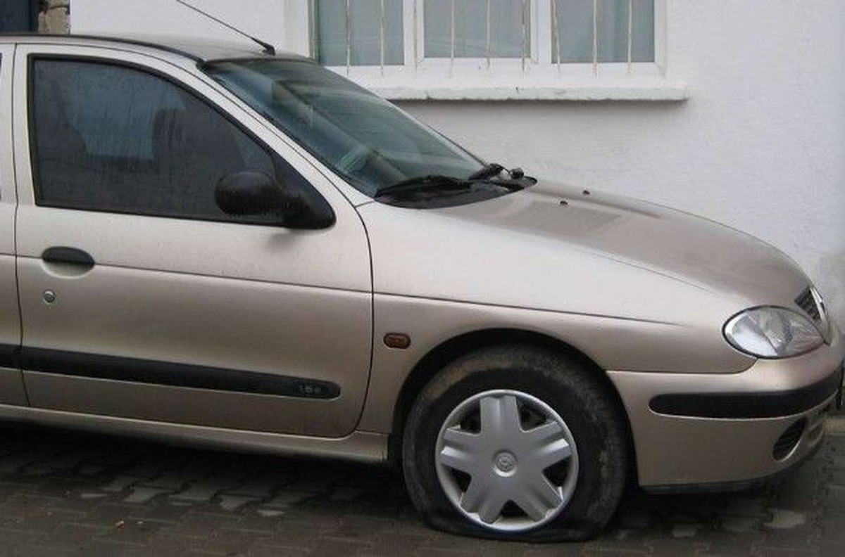 Ayvalık\'ta 16 Otomobil ve Bir Traktörün Lastikleri Kesildi