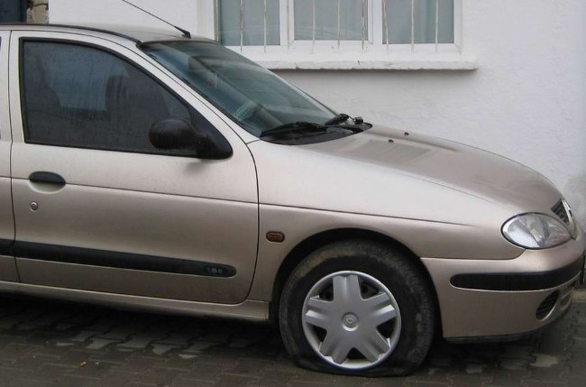 Ayvalık\'ta Lastik Magandaları 17 Aracın Lastiklerini Kesti