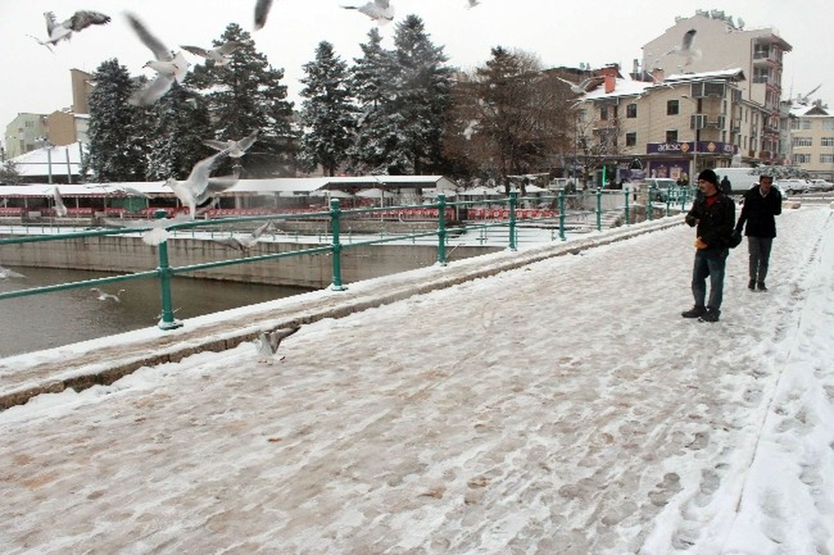 Beyşehir\'de Balıkçılar Kar Nedeniyle Avlanmaya Ara Verdi