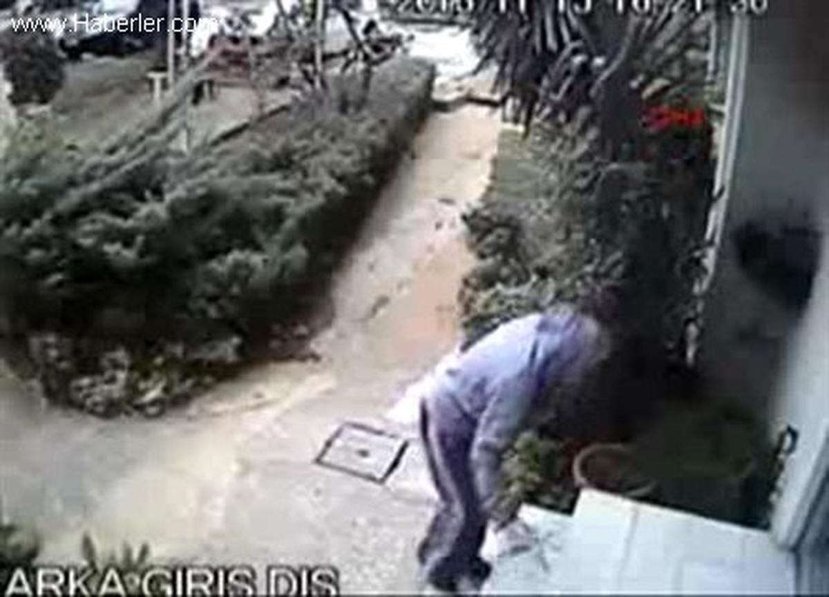 CHP\'li Aday Adayının Apartmanına \'Büyü\' Yapıldı İddiası