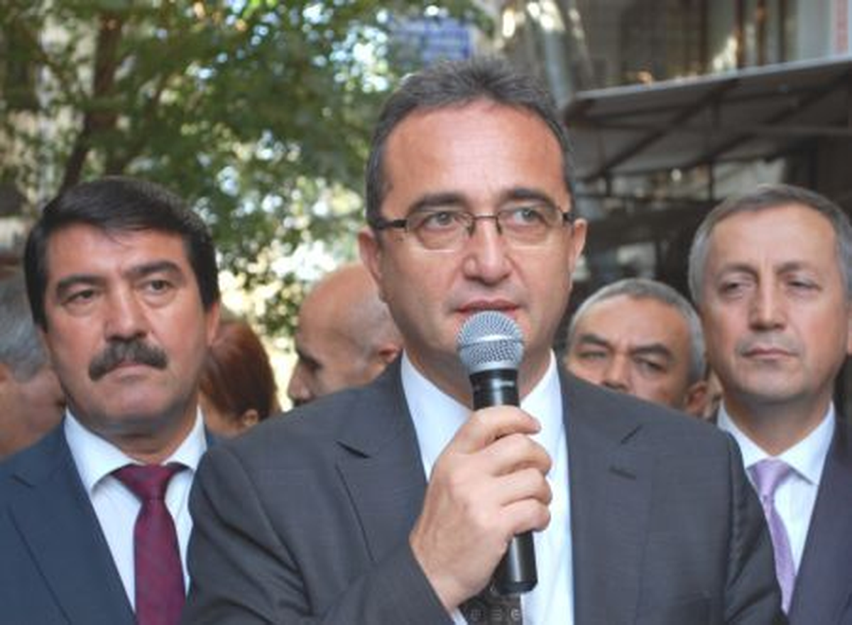 Chp\'li Tezcan: Tutuklu Bulunan 7 Milletvekili Derhal Tahliye Edilmelidir