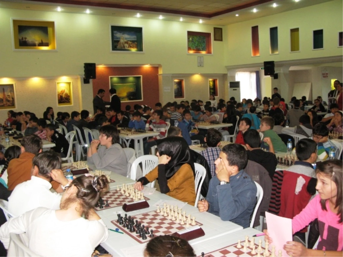 Çubuk\'ta Atatürk Kupası Satranç Turnuvası Sona Erdi