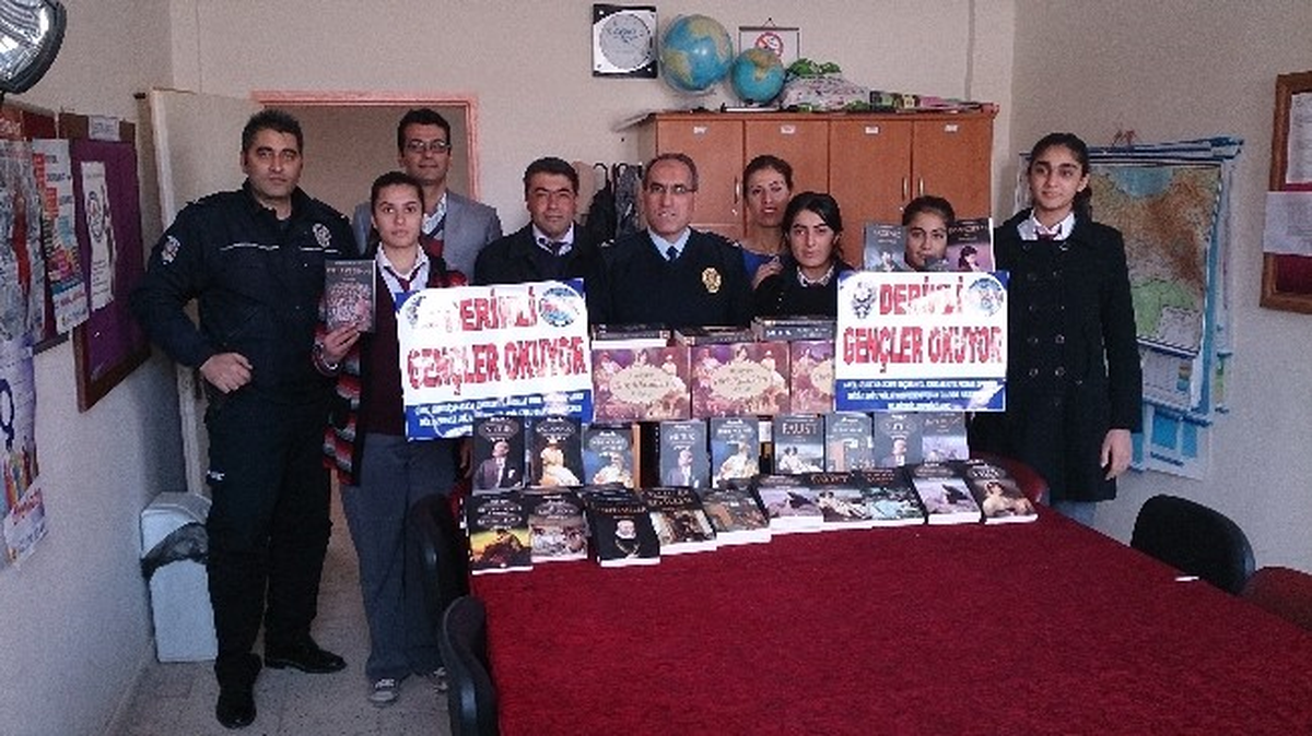 Derik\'te 100 Öğrenciye Kitap Dağıtıldı