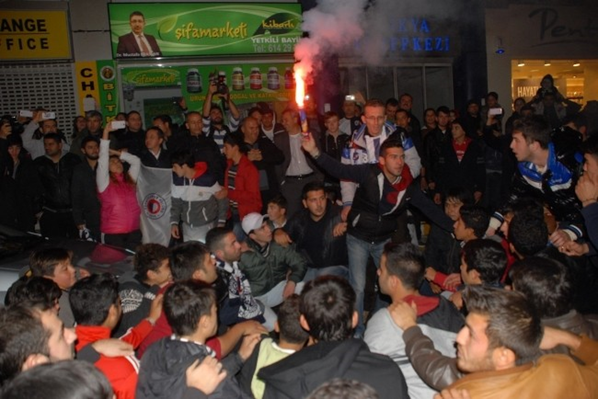 Fethiye Sokakları Lacivert-Beyaza Büründü