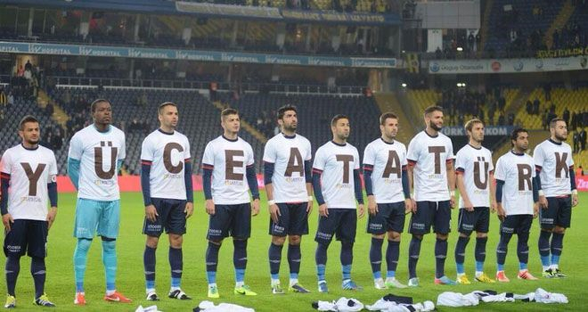 Fethiyespor, "Yüce Atatürk" Yazılı Tişörtlerle Seremoniye Çıktı