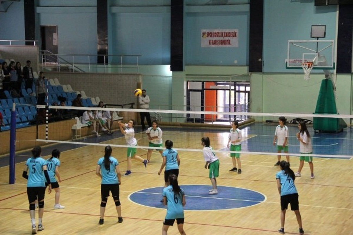 Genç Kızlar Voleybol Müsabakaları Devam Ediyor