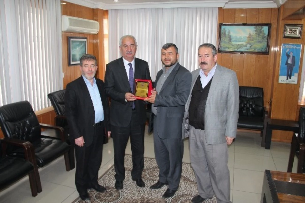 Hak-Bir-Sen Yozgat İl Yönetiminden Akdağmadeni Belediye Başkanı Daştan\'a Teşekkür Plaketi
