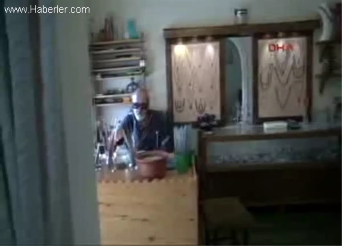 İ Bülbül\'ü Yaşatmaya Çalışıyor