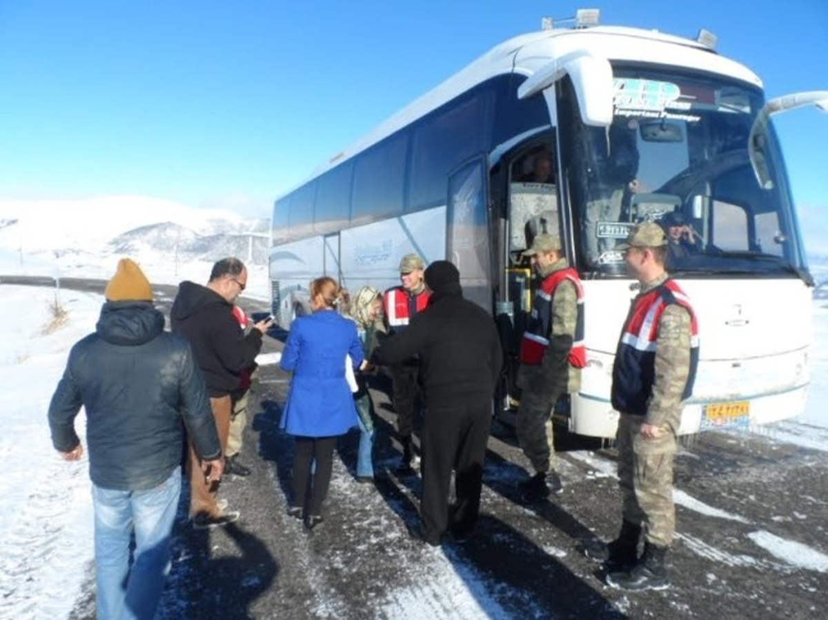 Jandarma Ilgar Dağında Mahsur Kalan İranlıları Kurtardı