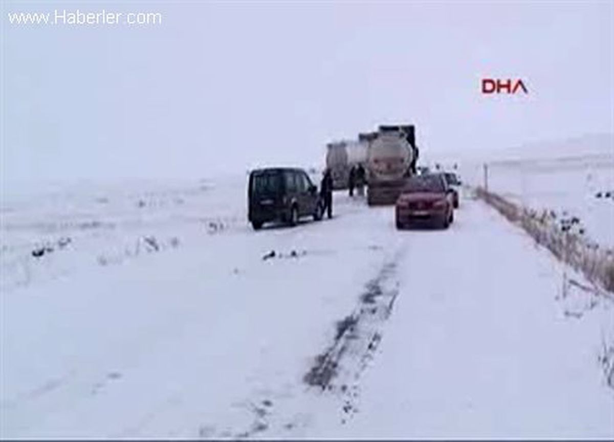Kar ve Buzlanma Nedeniyle Araçlar Yollarda Kaldı