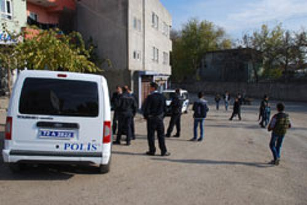 Karakolun Önünde Silahlı Kavga
