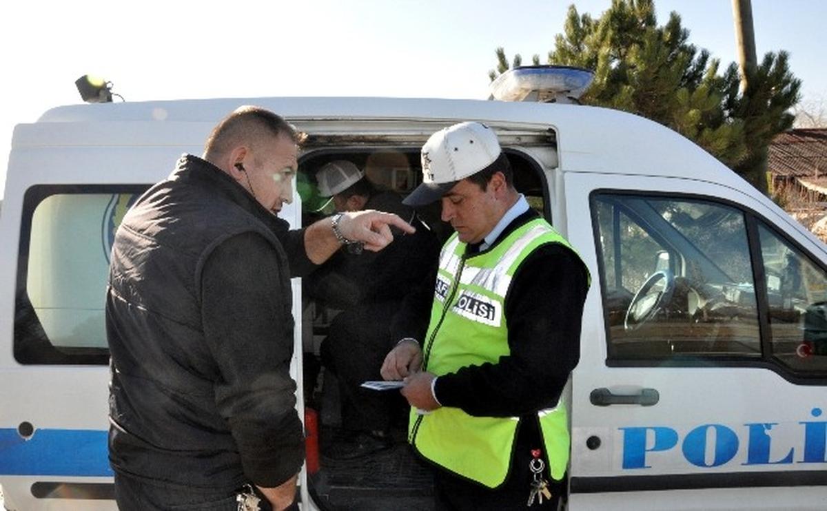 Kemer Takmayan Sürücü Polisi Terletti