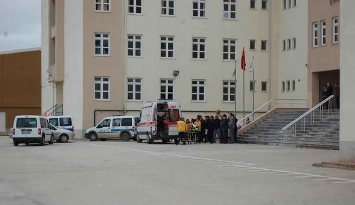 Liseli Kız, Okulda İntihar Girişiminde Bulundu