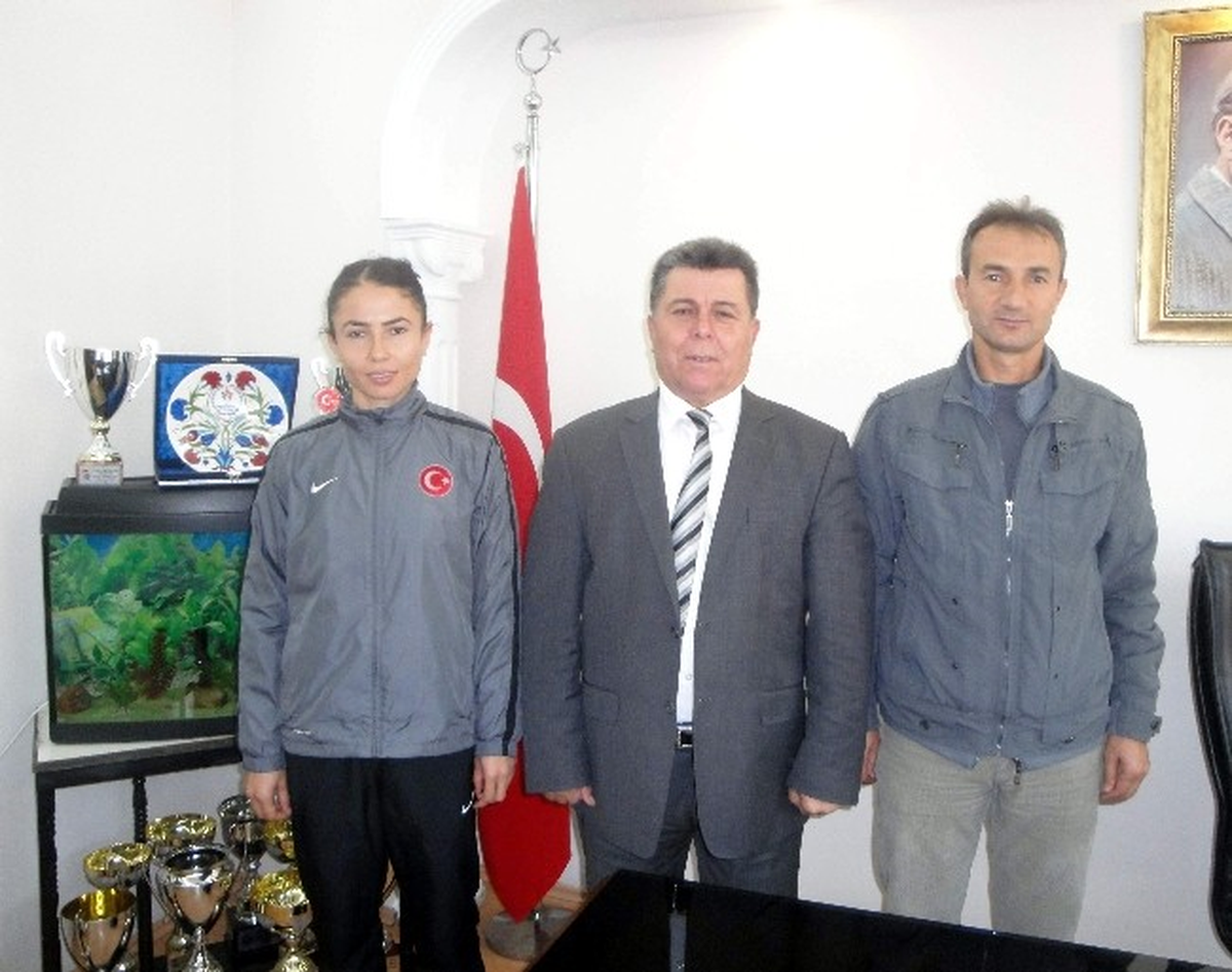 Milli Atlet Hacıköylü, Gençlik Hizmetleri ve Spor İl Müdürü Akın\'ı Ziyaret Etti