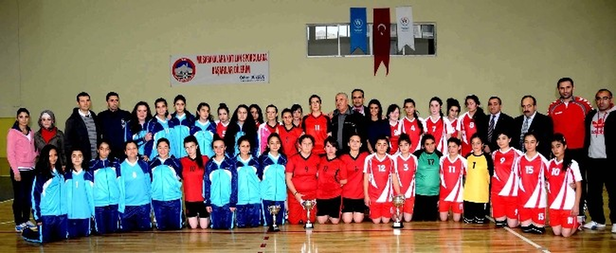 Okullar Arası Genç Bayanlar Hentbol Turnuvasında Seyyid Burhaneddin Endüstri Meslek Lisesi Şampiyon...