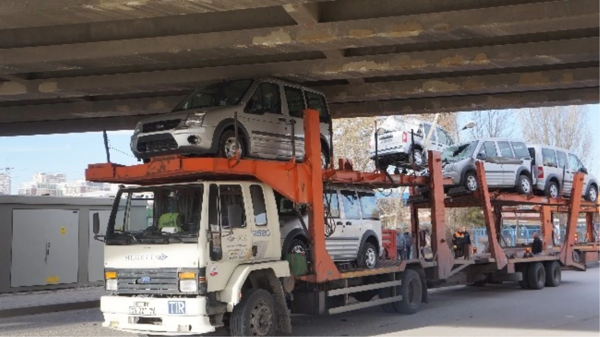 Otomobil Yüklü Tır Köprüde Sıkıştı