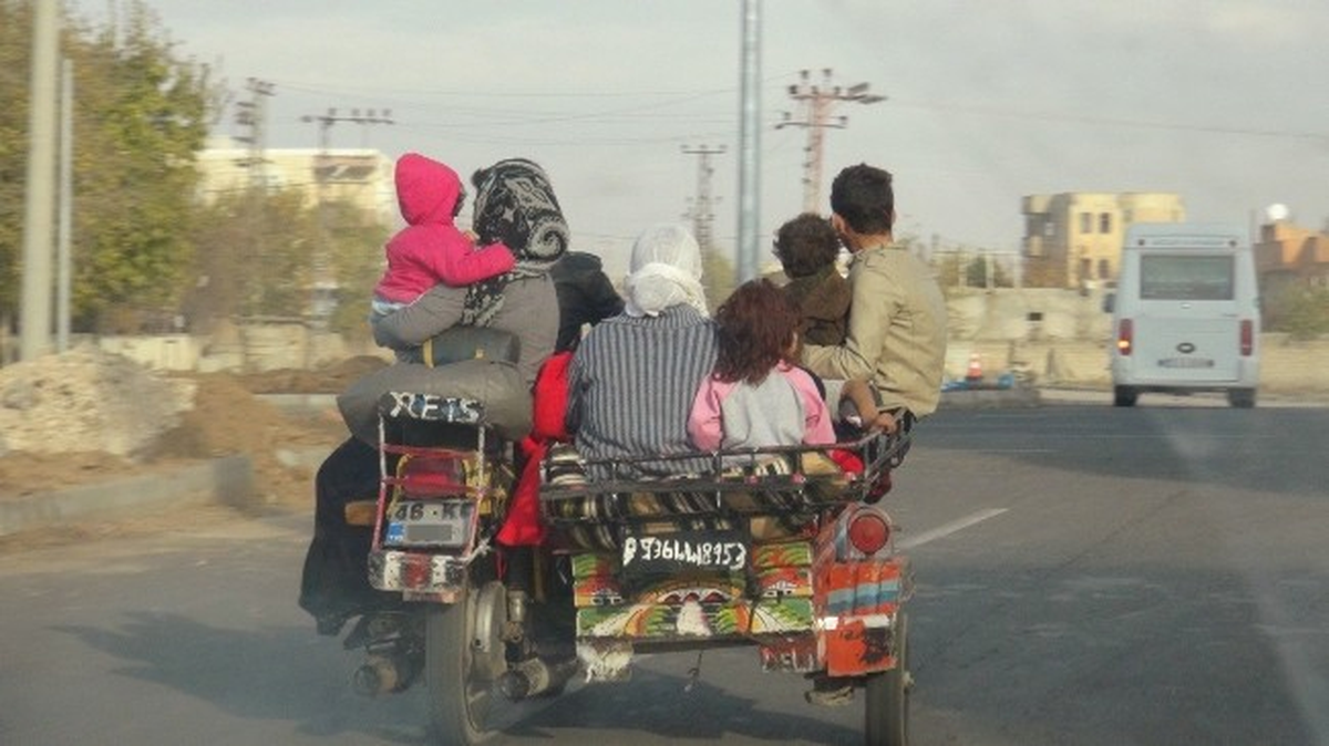 Bir Motosiklete "10 Kişi" Bindiler